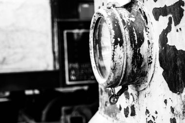 Scranton, Pennsylvania, ABD - 9.22.2024: Electric City Trolley Müzesi 'nde bir tramvayın ön ışığı. Yüksek kalite fotoğraf