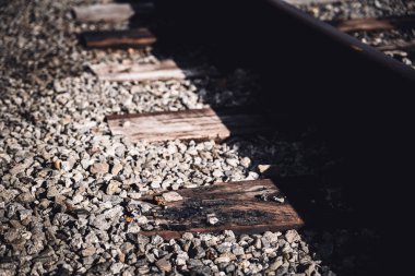 Krematoryuma batırılmış demiryolu bağları üzerine seçici bir odaklanma. Yüksek kalite fotoğraf