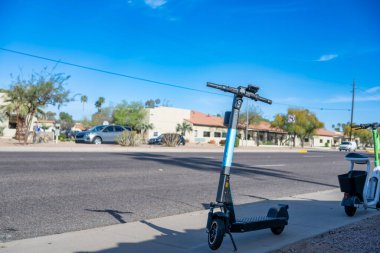 Phoenix, Arizona 'da kiralık bir elektrikli scooter' ın ön tekerleğine odaklan. Yüksek kalite fotoğraf