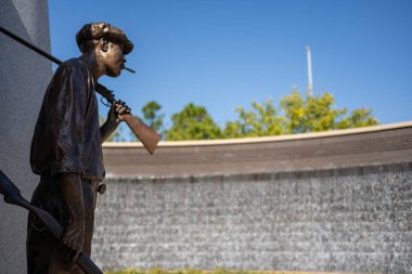 Tulsa, Oklahoma, ABD - 10.25.2024: John Hope Franklin Uzlaşma Parkı 'ndaki düşmanlığı temsil eden heykel. Yüksek kalite fotoğraf