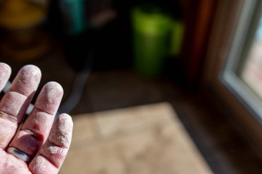 Açık beyaz bir elde kurumuş kil kırılması. Yüksek kalite fotoğraf