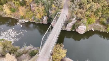 Güney Dakota, Garretson 'daki Palisades Eyalet Parkı' nda Split Rock Creek üzerinde uçan insansız hava aracı. Yüksek kalite 4k görüntü