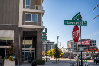 Tulsa, Oklahoma, ABD - 10.25.2024: Greenwood Avenue semti 1921 Black Wallstreet Race ayaklanmalarının yapıldığı yerdi. Yüksek kalite fotoğraf