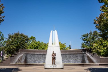 Tulsa, Oklahoma, ABD - 10.25.2024: John Hope Franklin Uzlaşma Parkı 'nda bir çocuğu tutan bir adamın heykeli. Yüksek kalite fotoğraf