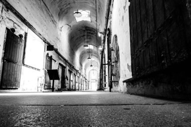 Doğu Eyalet Hapishanesi 'nin tarihi alanının ışıklandırılmış hücre bloğunun zemin katı. Yüksek kalite fotoğraf