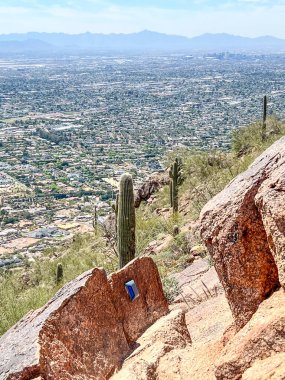 ECHO CANYON Phoenix, Arizona 'daki Camelback Dağı' na kadar dik bir tırmanışla ilerliyor. Yüksek kalite fotoğraf