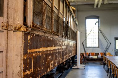 Scranton, Pennsylvania, ABD - 9.22.2024: The Electric City Trolley Museum 'daki eski bir tramvayda eski ve parçalanmış boya. Yüksek kalite fotoğraf
