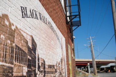 Tulsa, Oklahoma, ABD - 10.25.2024: Greenwood Avenue semti 1921 Black Wallstreet Race ayaklanmalarının yapıldığı yerdi. Yüksek kalite fotoğraf