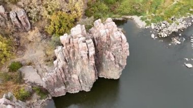 Güney Dakota, Garretson 'daki Palisades Eyalet Parkı' nda Split Rock Creek üzerinde uçan insansız hava aracı. Yüksek kalite 4k görüntü