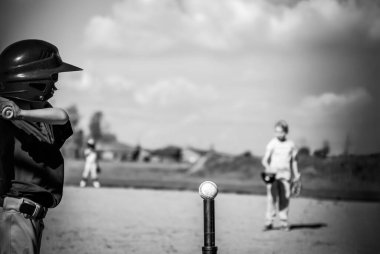 Gençlik vurucusu açık bir sahada golf topuna vuruyor. Yüksek kalite fotoğraf