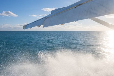 Okyanustan kalkan deniz uçağının sebep olduğu dönen sis ve su damlacıkları. Yüksek kalite fotoğraf