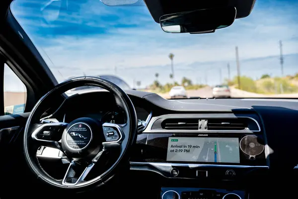 Phoenix, Arizona, ABD - 3.23.2024: Waymo 'nun kendi kendine giden arabasının içi boş yolcu koltuğu. Yüksek kalite fotoğraf