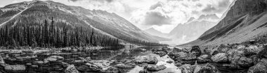 Kanada 'nın Alberta kentindeki Rocky Dağları' ndaki Banff Ulusal Parkı 'nda bulunan teselli Gölü üzerinde panoramik genişleme manzarası. Yüksek kalite fotoğraf