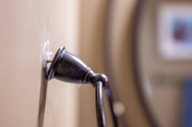 Duvar donanımı kötü bir kurulum yüzünden alçıpandan çıkarılıyor. - Evet. Yüksek kalite fotoğraf