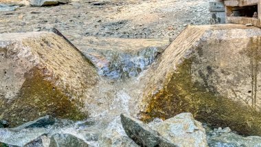 V-çentik Weir su kısıtlaması için beton bir istinat duvarı kesti. Yüksek kalite fotoğraf