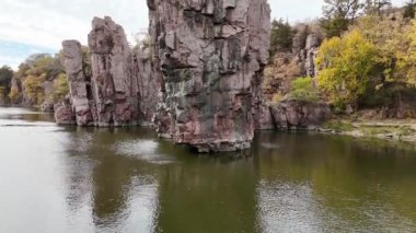 Güney Dakota, Garretson 'daki Palisades Eyalet Parkı' nda Split Rock Creek üzerinde uçan insansız hava aracı. Yüksek kalite 4k görüntü