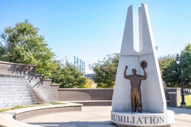 Tulsa, Oklahoma, ABD - 10.25.2024: John Hope Franklin Uzlaşma Parkı 'nda aşağılama heykeli. Yüksek kalite fotoğraf