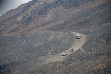 Jasper Ulusal Parkı, Kanada - 8.15.2024: Glacier Skywalk tur otobüsü Athabasca Buzulu 'na gidiyor. Yüksek kalite fotoğraf