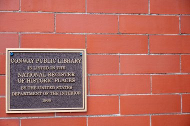 Conway, New Hampshire, ABD - 9.20.2024: Halk kütüphanesi Tarihi Yerler Ulusal Kayıt Bilgilendirme Plaketi. Yüksek kalite fotoğraf