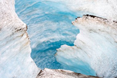 Jasper Ulusal Parkı 'ndaki Athabasca Buzulu' nda bulutlu bir gökyüzü ile eriyen buzdaki kırışıklıklar. Yüksek kalite fotoğraf