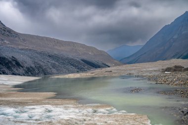 Jasper Ulusal Parkı 'ndaki Athabasca Buzulu' nun aşağısında eriyen suyun buzdan aktığı yerde. Yüksek kalite fotoğraf