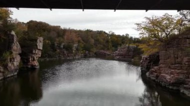 Güney Dakota, Garretson 'daki Palisades Eyalet Parkı' nda Split Rock Creek üzerinde uçan insansız hava aracı. Yüksek kalite 4k görüntü