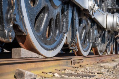 Raylardaki hareketi durdurmak için demiryolu tekerleklerini tebeşirlemişler. Yüksek kalite fotoğraf