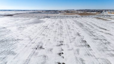 İnsansız hava aracı, ekinlerin yetiştirildiği tarımla kaplı bir tarla üzerinde. Yüksek kalite fotoğraf