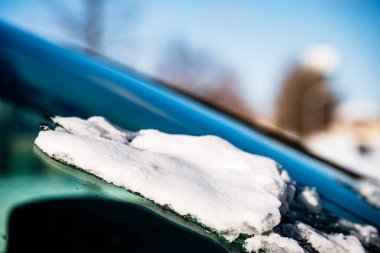 Bir aracın ön camında buz ve kar. Yüksek kalite fotoğraf