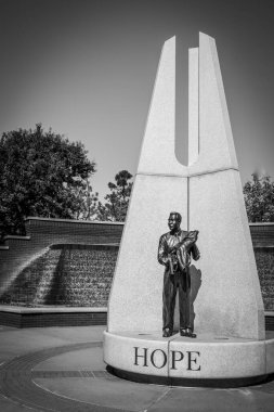 Tulsa, Oklahoma, ABD - 10.25.2024: John Hope Franklin Uzlaşma Parkı 'nda bir çocuğu tutan bir adamın heykeli. Yüksek kalite fotoğraf
