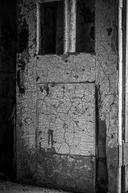 Eski bir duvardaki kurşun boyası parçalanmış ve soyulmuş. Yüksek kalite fotoğraf