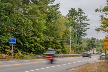 Bulanık araçlar Maine 'den New Hampshire eyalet sınırına doğru hızla ilerliyor. - Evet. Yüksek kalite fotoğraf