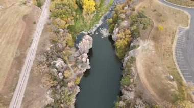 Güney Dakota, Garretson 'daki Palisades Eyalet Parkı' nda Split Rock Creek üzerinde uçan insansız hava aracı. Yüksek kalite 4k görüntü