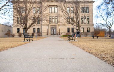 Düşük açılı, genel devlet binası girişini kaldırımla kapatmış. Yüksek kalite fotoğraf
