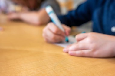 Kağıt üzerine resim çizen çocuk odaklı bir el işi masası yüzeyine odaklan. Yüksek kalite fotoğraf