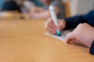 Kağıt üzerine resim çizen çocuk odaklı bir el işi masası yüzeyine odaklan. Yüksek kalite fotoğraf