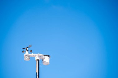 Sioux Falls, Güney Dakota, ABD - 2.8.2025: WeatherXM kripto para birimi hava durumu istasyonu. Yüksek kalite fotoğraf