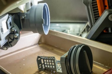 Çamaşır makinesi filtresi temizleme ve kurutma. Yüksek kalite fotoğraf