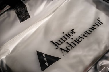 Sioux Falls, Güney Dakota, ABD - 3.6.2025: Kar amacı gütmeyen gençlik örgütü Junior Achievement a için edebiyat ve materyal. Yüksek kalite fotoğraf