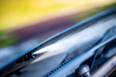 Arabanın ön camını yıkamak için kullanılan jetin altında bir arabanın camını temizlemek için kullanılan sıvı. Yüksek kalite fotoğraf