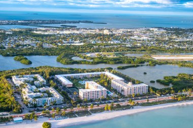 Key West, Florida, ABD - 2.19.2024: Margaritaville sahilindeki sahil evi üzerinde hava manzaralı. - Evet. Yüksek kalite fotoğraf