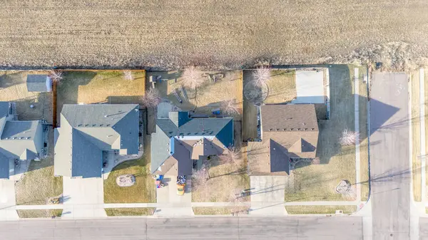 Mevcut kiremitlerin üzerine yeni kiremitlerin yerleştirildiği bir konut binasının çatı kaplama projesinin üstündeki hava manzarası. - Evet. Yüksek kalite fotoğraf