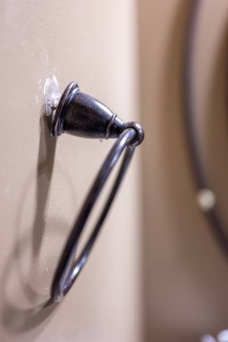 Duvar donanımı kötü bir kurulum yüzünden alçıpandan çıkarılıyor. - Evet. Yüksek kalite fotoğraf