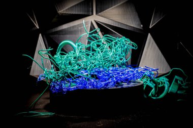 3 boyutlu yazıcıdaki spagetti arızası yüksek sıcaklıkların filamanı akışkan hale getirmesinden kaynaklanıyor. Yüksek kalite fotoğraf