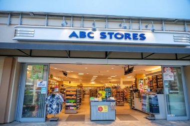 Honolulu, Hawaii, ABD - 4.20.2025: Adanın en büyük perakende mağazalarından biri olan ABC mağazasının ön girişi. - Evet. Yüksek kalite fotoğraf