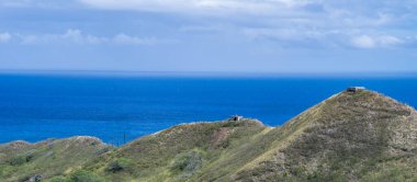 Diamond Head Devlet Anıtı 'nın tepesinde iki gözcü bataryası görünüyor. Yüksek kalite fotoğraf