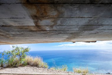 Oahu, Hawaii 'deki Diamond Head Eyalet Anıtı' ndaki beton batarya 407 sığınağının içinden bak. Yüksek kalite fotoğraf