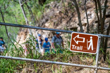 Hawaii, Oahu 'daki Diamond Head Eyalet Anıtı' nın zirvesine giden yol üzerindeki eğik yürüyüş işaretine odaklan. Yüksek kalite fotoğraf