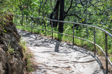Hawaii, Oahu 'daki Diamond Head Eyalet Anıtı' nın zirvesine giden yürüyüş yolunun dengesiz bir yüzeyi üzerine seçici bir odaklanma. Yüksek kalite fotoğraf