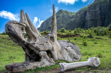 Kaneohe, Hawaii, ABD - 4.21.2025: Kualoa Çiftliği Jurassic World turizm malzemeleri. Yüksek kalite fotoğraf